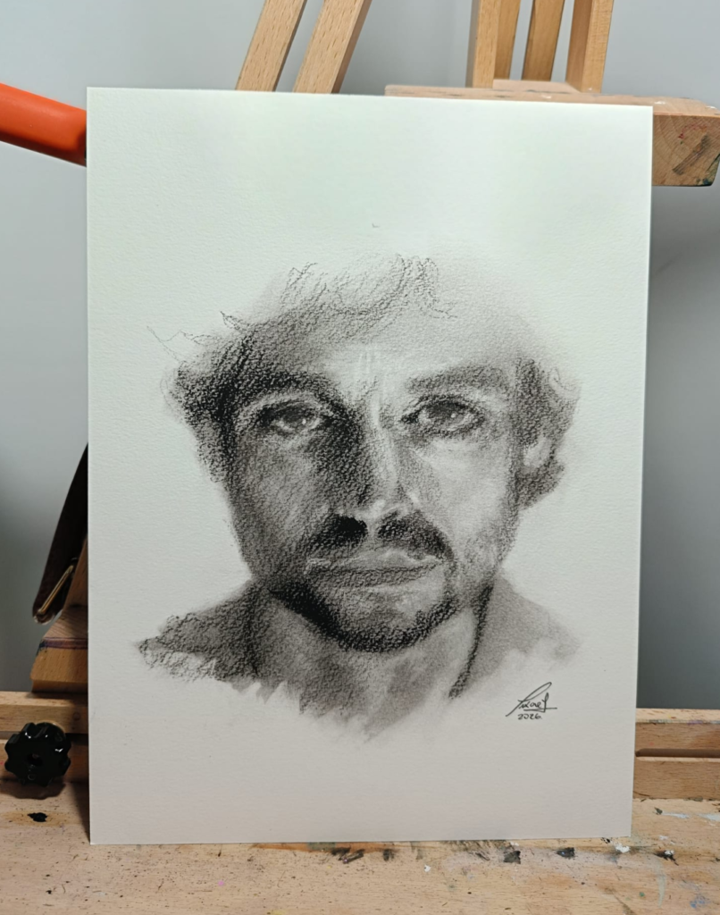 Dibujo de rostro masculino de Yohan Pixone, realizado en grafito y carboncillo, explorando la mirada contenida y la construcción por masas.
