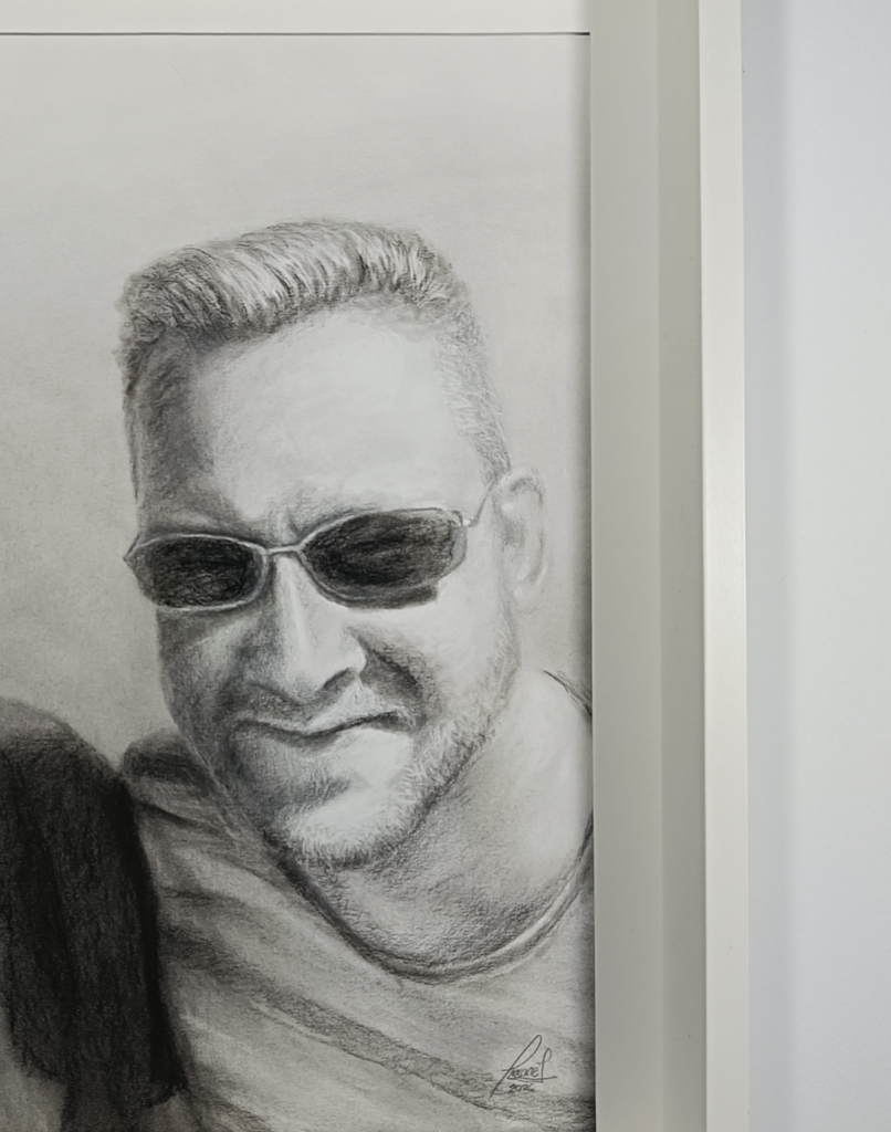 Detalle de retrato artístico por encargo de Yohan Pixone, con dos rostros dibujados en grafito y trabajo tonal.