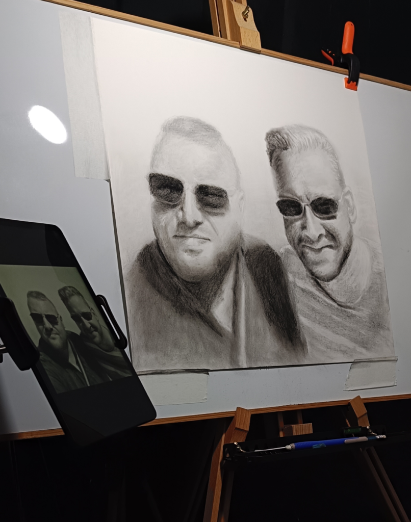 Detalle de retrato artístico por encargo de Yohan Pixone, con dos rostros dibujados en grafito y trabajo tonal.