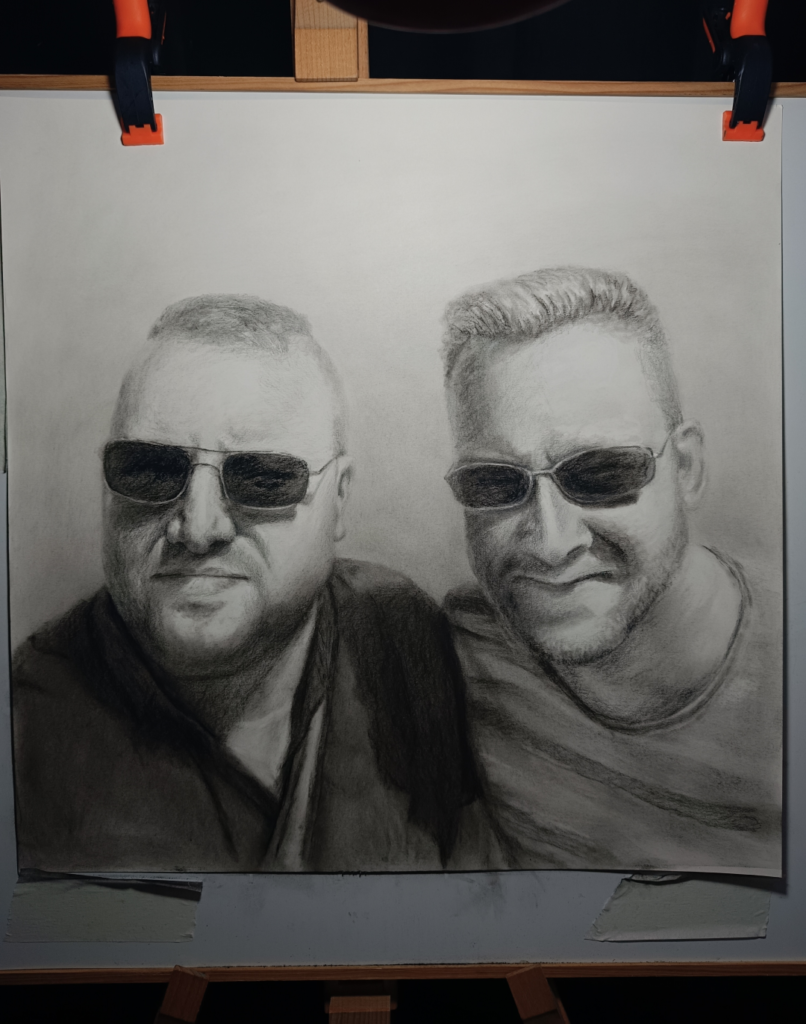 Retrato por encargo realizado por Yohan Pixone en Granada, dibujo de dos rostros trabajado con valores tonales y atmósfera suave.