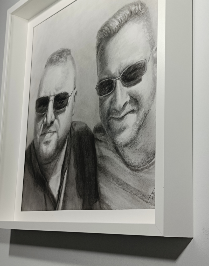 Detalle de retrato artístico por encargo de Yohan Pixone, con dos rostros dibujados en grafito y trabajo tonal.