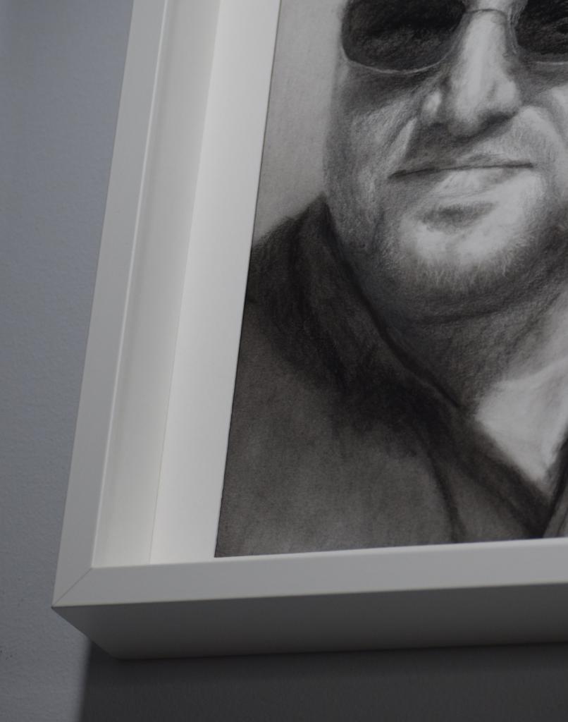 Proceso de dibujo de retrato por encargo en Granada, realizado por Yohan Pixone con estructura, masas y valores tonales.