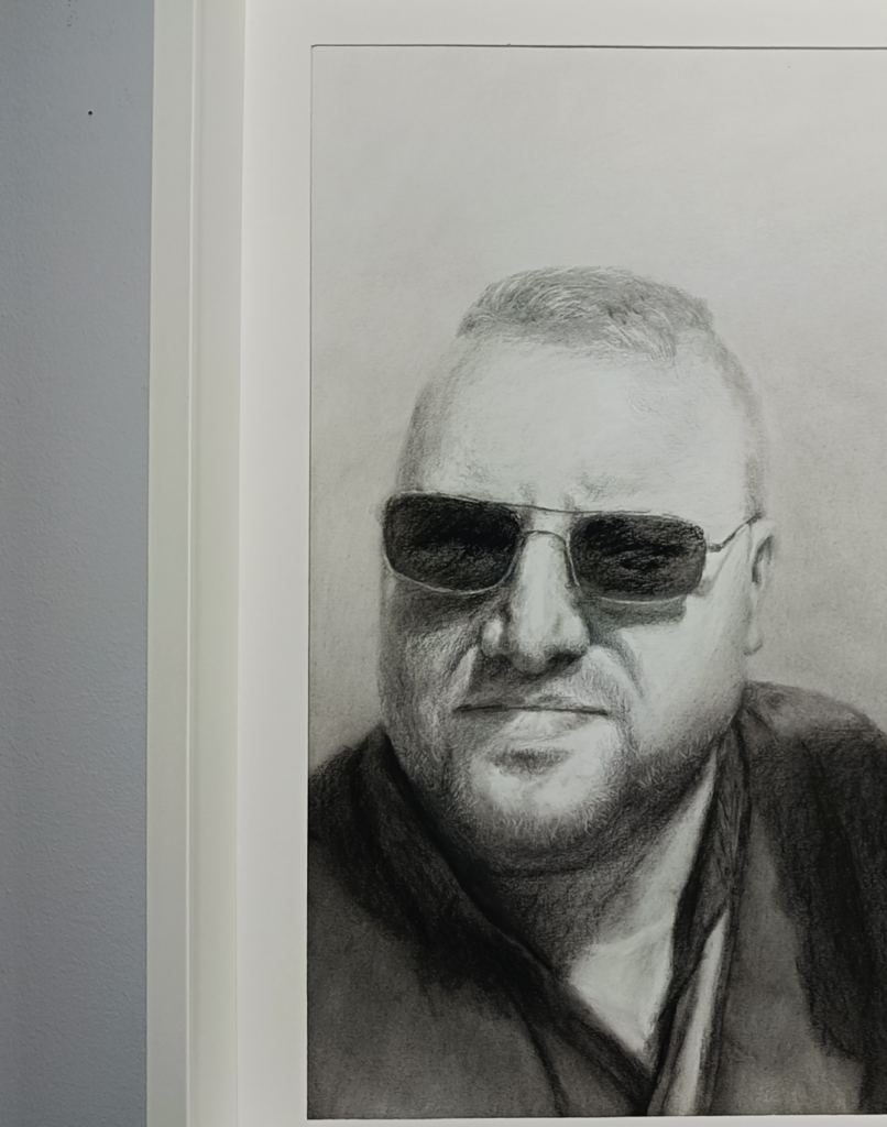 Retrato por encargo realizado por Yohan Pixone en Granada, dibujo de dos rostros trabajado con valores tonales y atmósfera suave.