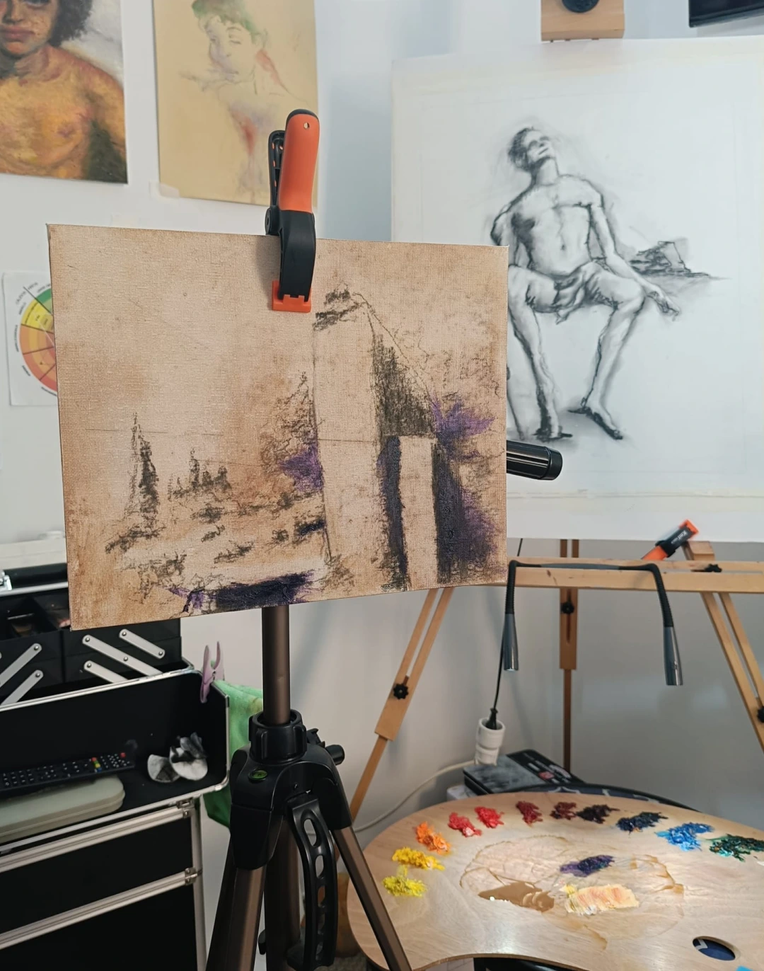Obra proceso de Yohan Pixone con ruina, vegetación y cielo, realizada con técnica accidental, espátula y contraste simultáneo.