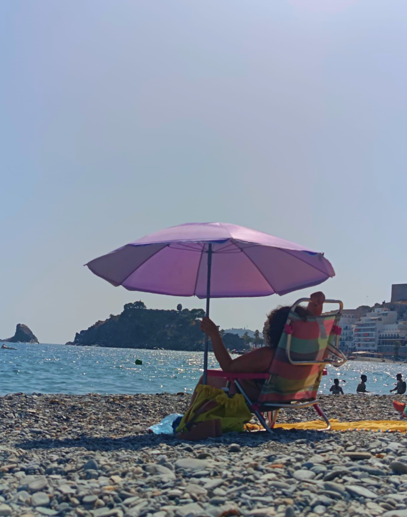 Playa de Almuñécar con sombrilla frente al mar, referencia para una acuarela al aire libre de Yohan Pixone.