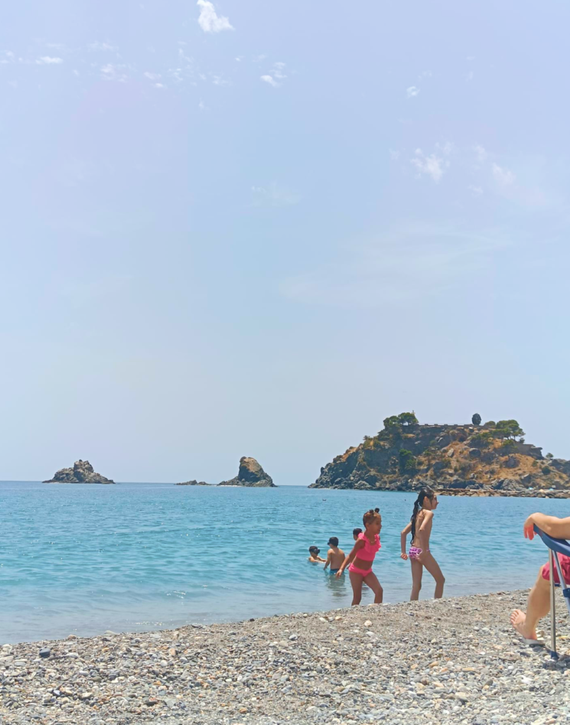 Playa de Almuñécar con sombrilla frente al mar, referencia para una acuarela al aire libre de Yohan Pixone.