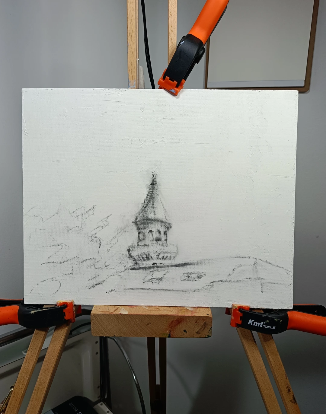 Pintura de paisaje de Las Gabias realizada por Yohan Pixone, con torre de iglesia, cielo azul, nubes y masa vegetal.