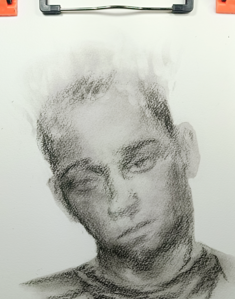 Detalle de desvanecimiento en un dibujo de rostro masculino de Yohan Pixone, usado como recurso emocional.