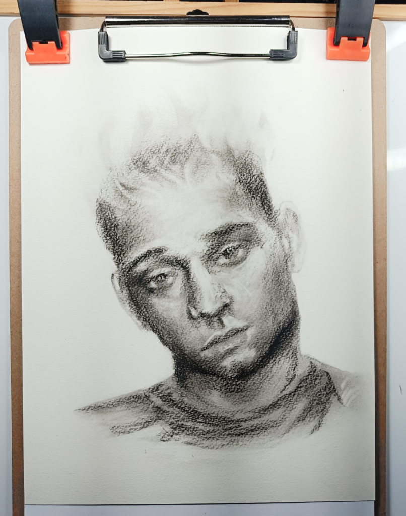 Detalle de mirada desviada y boca contenida en un dibujo de rostro masculino de Yohan Pixone.
