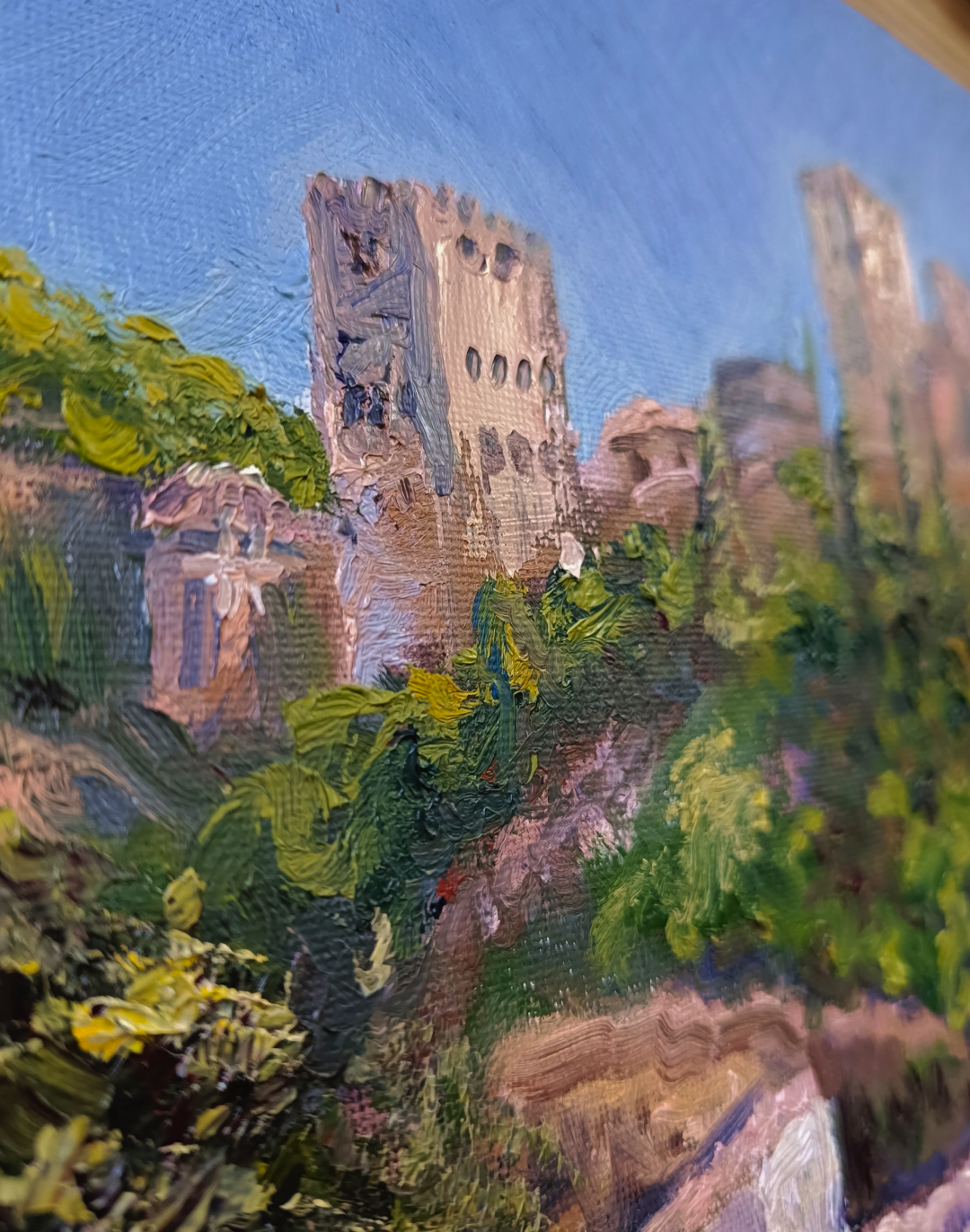 Desde Carvajales, pintura al óleo de Yohan Pixone con la Alhambra vista entre vegetación y tejados desde la Placeta de Carvajales.